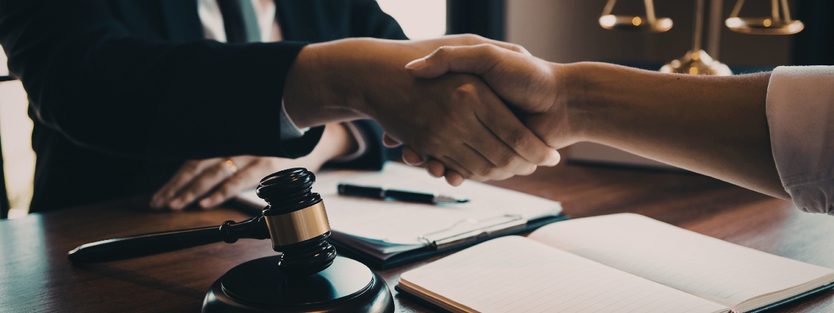 crear una empresa en 2026 Socios revisando pactos legales antes de crear una empresa